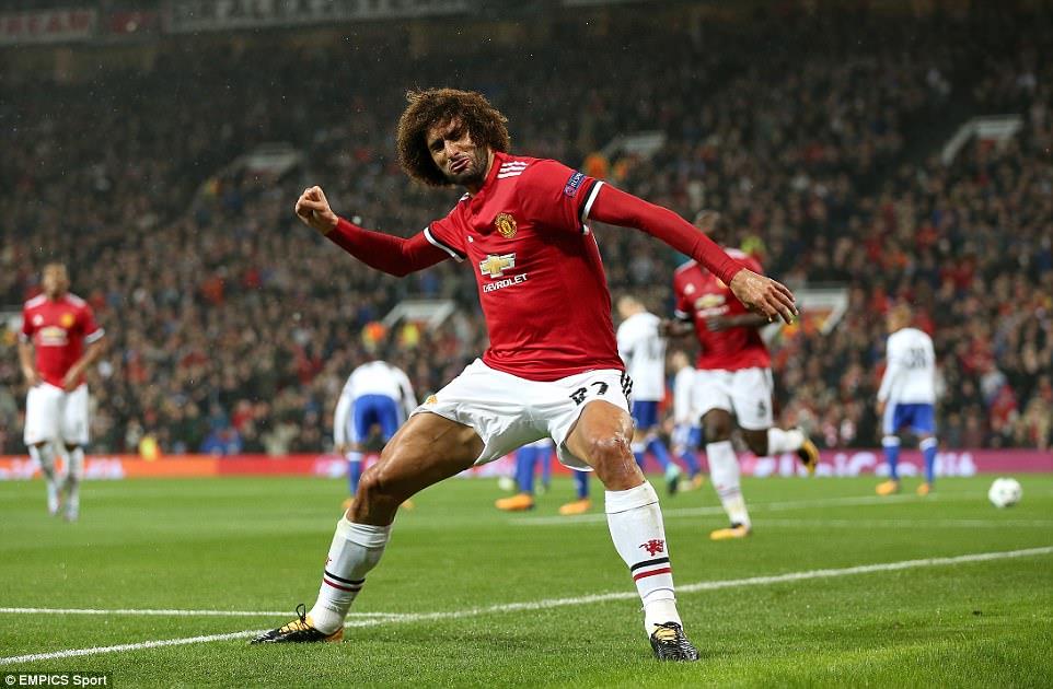 Khát khao cống hiến mỗi khi vào sân là điều không thể phủ nhận ở Fellaini. Ảnh: Empics Sport.