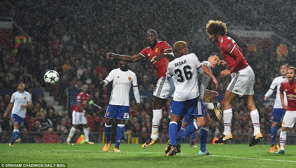 Bàn mở tỷ số vào lưới Basel của Fellaini (thứ ba từ phải sang). Ảnh: Daily Mail.