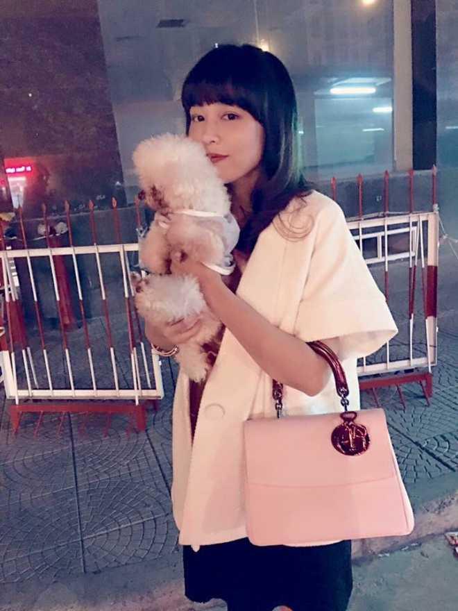 Không chỉ là một nhà văn Linh Lê còn làm việc trong lĩnh vực tài chính ngân hàng tại một ngân hàng lớn.