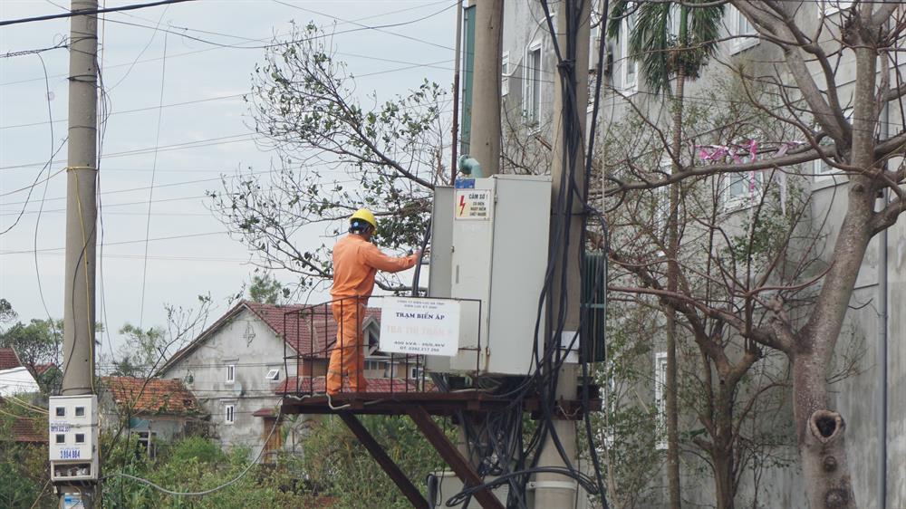 Điện lực thị xã Kỳ Anh khẩn trương khôi phục lưới điện. Ảnh: QĐ