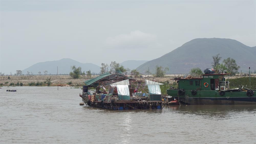 Ngành nuôi trồng thủy sản bị thiệt hại rất lớn. Ảnh: QĐ