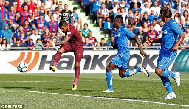 Paulinho ghi bàn đẳng cấp cho Barca. Ảnh: Reuters.
