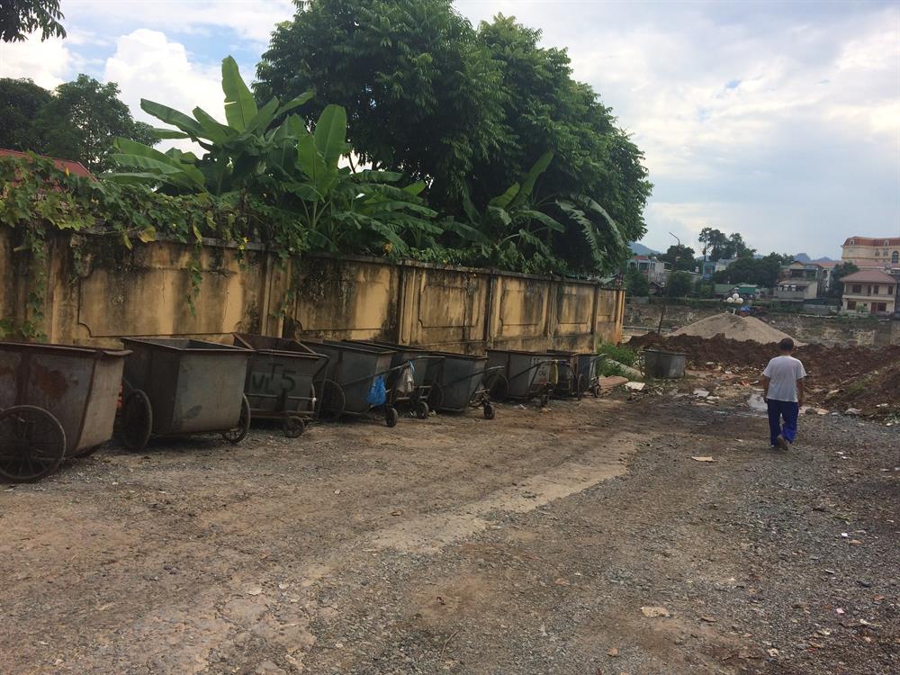 Người dân tỏ ra bức xúc vì mùi hôi, thối từ vị trí tập kết các xe thu, gom rác. Ảnh: Đình Tưởng
