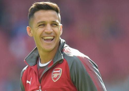 Sanchez cười tươi dù chỉ được ra sân từ ghế dự bị. Ảnh: Sky Sports.