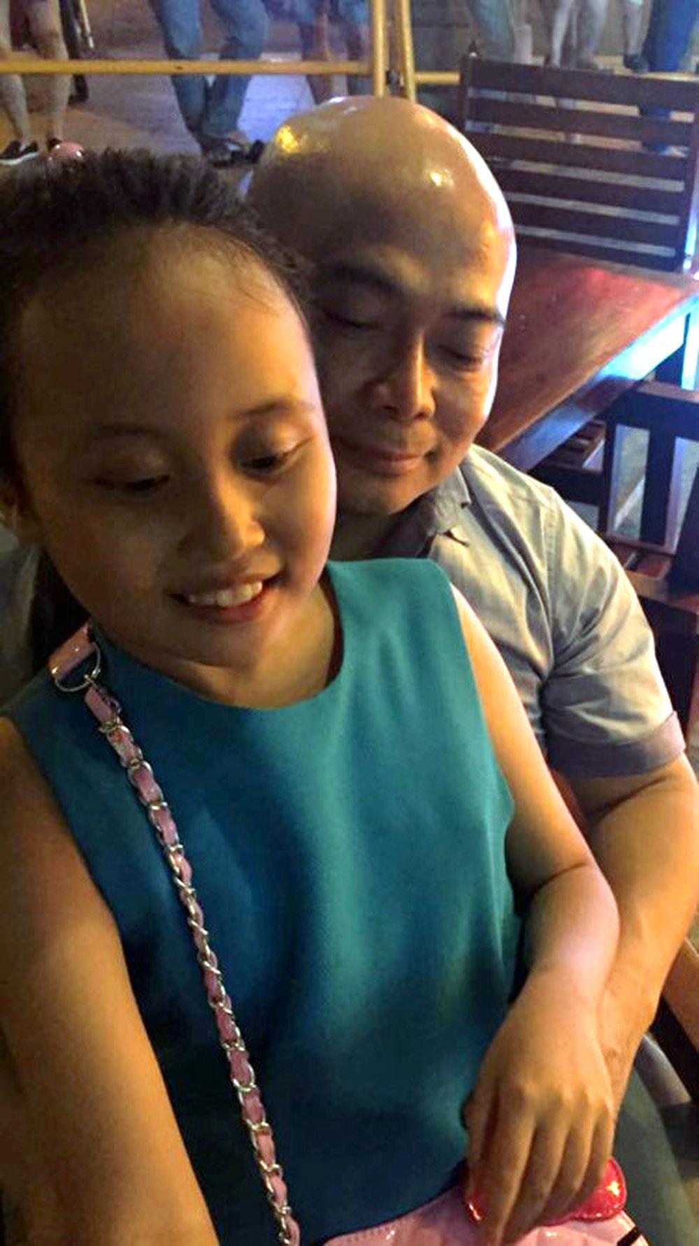 Nữ ca sĩ cũng chia sẻ hình ảnh chụp hai bố con khi ông Cường sinh thời.