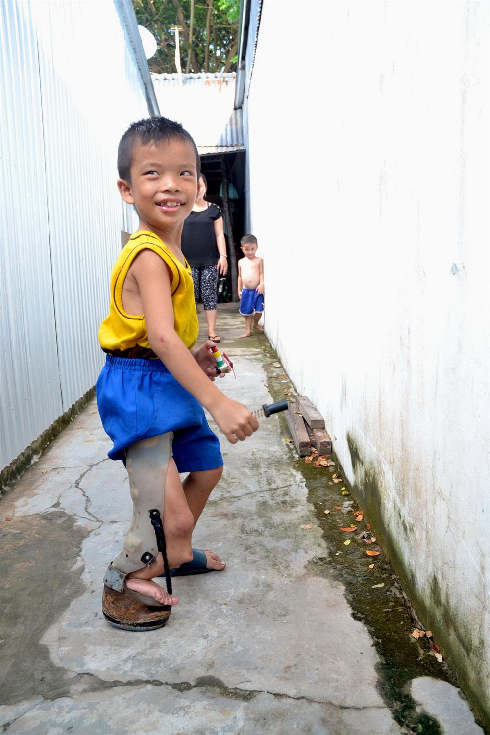 Con hẻm nho này là đường dẫn vào mái ấm của Hiền.