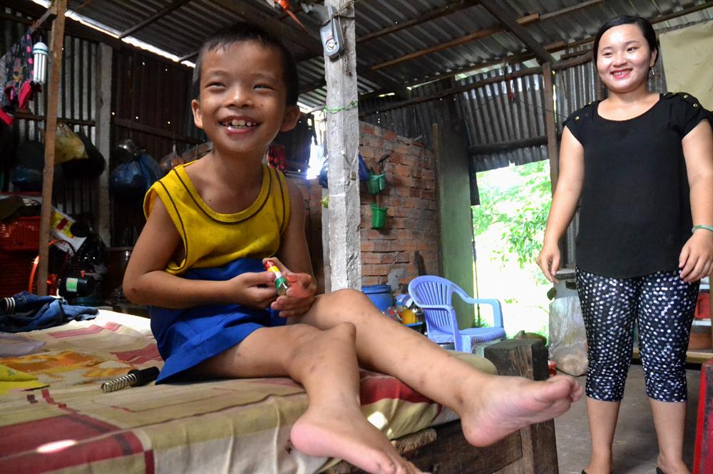 Bên trong, nội thất đơn sơ đến trống vắng.