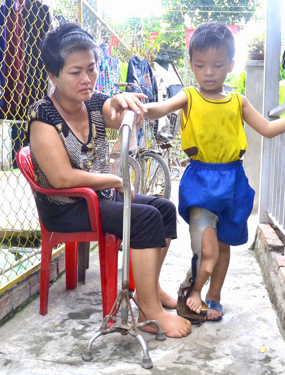 Nhưng em lại là “cánh tay” đắc lực của người mẹ bị tai biến, liệt nửa thân người và không nói được.