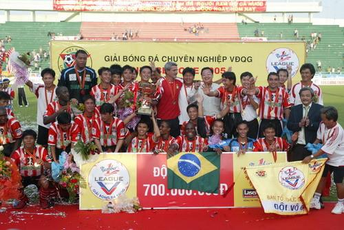 Long An và chức vô địch V.League 2005. Ảnh: TL