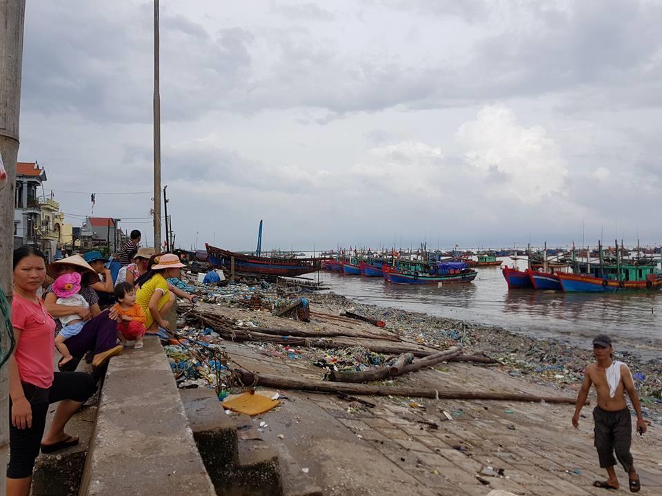 Người dân ra bến cá đợi tin tàu mất liên lạc. Ảnh: X.H