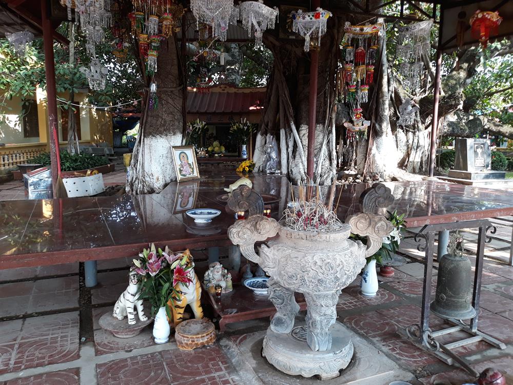 Cũng không ít người tin rằng, bà chúa Năm Phương đã về đây ngự trị nên tuần rằm, ngày lễ, ngày tết đều đến đây thắp hương, cầu khấn những điều tốt lành