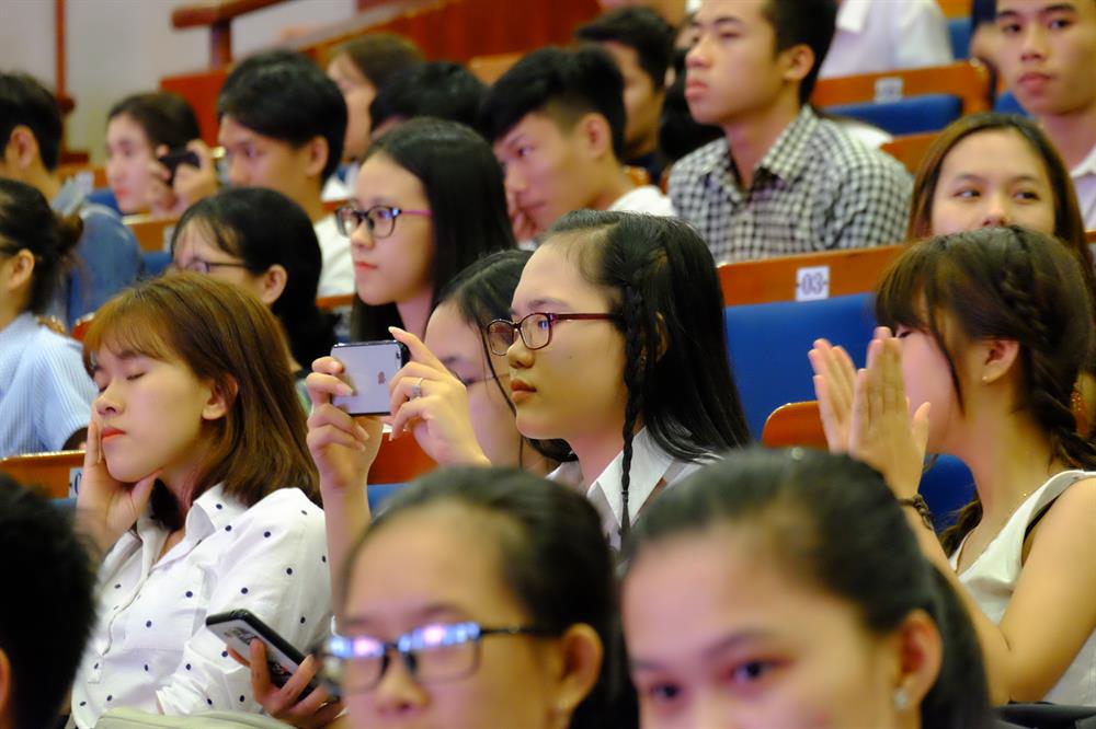 Đồng hành cùng các tân thủ khoa là sự có mặt của hơn 1000 tân sinh viên đại diện cho 11133 sinh viên khóa 2017, cùng phụ huynh và các thầy cô giáo. Ảnh: ML