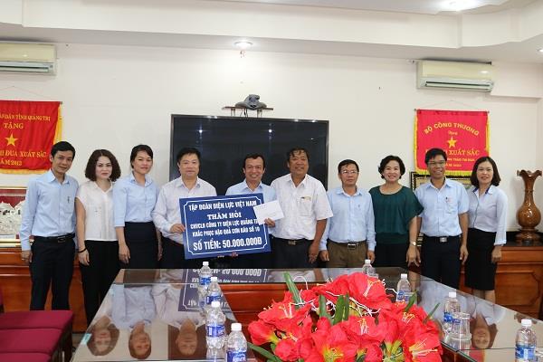 Đoàn công tác của Công đoàn thăm hỏi và trao tiền hỗ trợ tại Cty Điện lực Quảng Trị. Ảnh: N.L