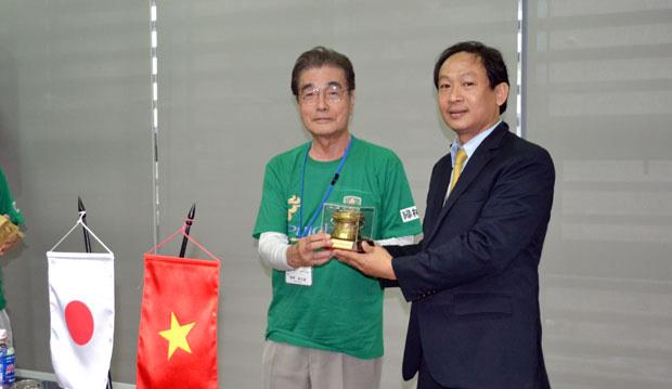 Ông Mai Đăng Hiếu trong thời điểm là Phó Giám đốc Sở Ngoại vụ Đà Nẵng được đánh giá cán bộ trẻ, có năng lực
