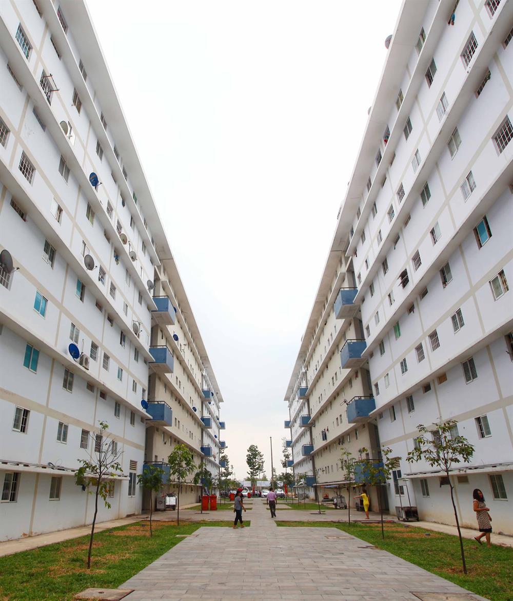 Nhà ở cho người thu nhập thấp ở Bình Dương. Còn tại TP.Hồ Chí Minh, với giá cả đắt đỏ, việc quy định căn hộ thương mại phải trên 45m2 khiến cho NLĐ nghèo không còn cơ hội mua nhà. Ảnh: LÊ TOÀN