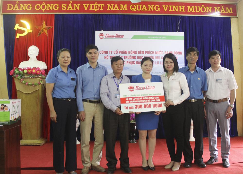 Đại diện của CTy Rạng Đông trao quà tới các trường học tại thị trấn Mù Cang Chải với trị giá 300 triệu đồng.