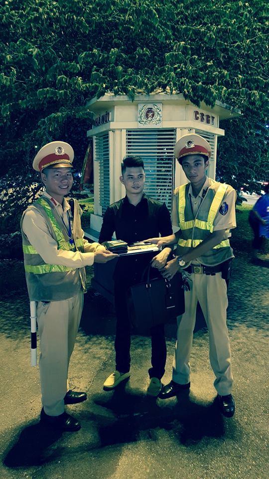 CSGT trả lại tài sản cho người đánh rơi.