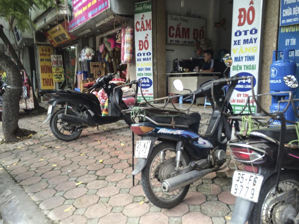 Các phương tiện ngổn ngang, trông rất phản cảm.
