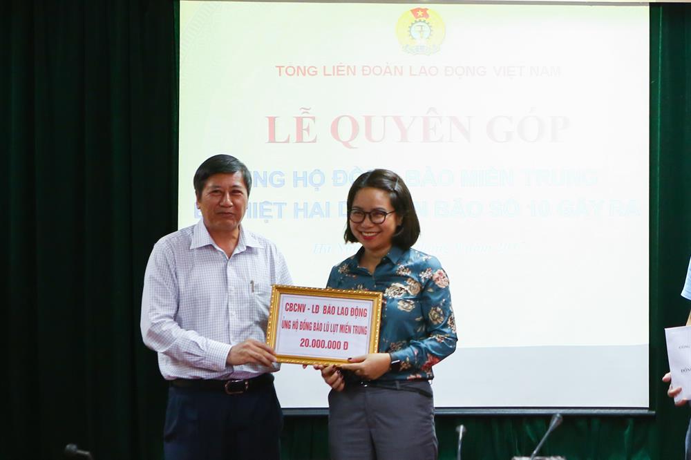 Phó Chủ tịch Trần Thanh Hải tiếp nhận số tiền 20 triệu đồng của Báo Lao Động ủng hộ đồng bào miền Trung. Ảnh: S.T