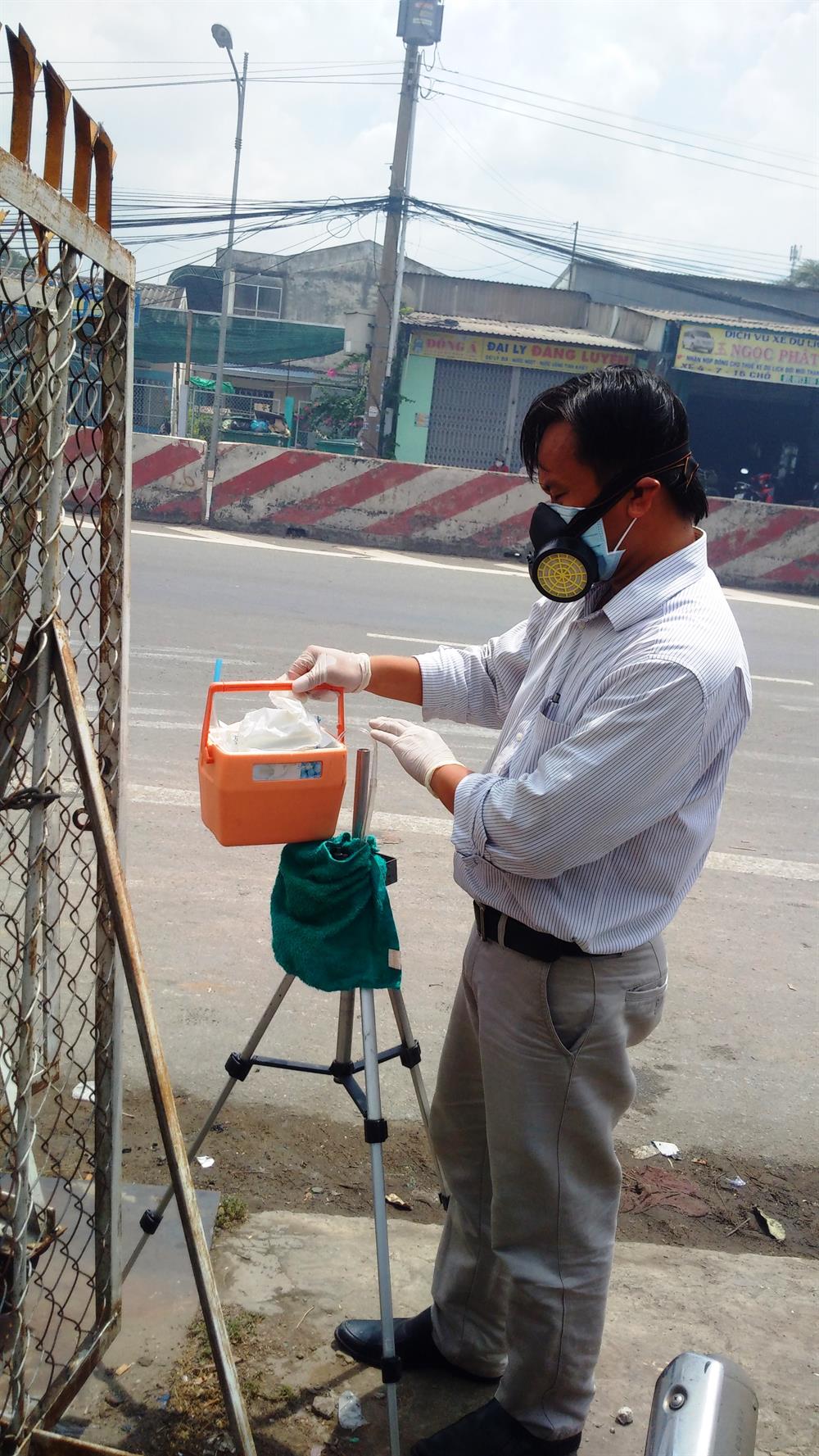 Lực lượng làm nhiệm vụ phải mang khẩu trang và mặt nạ bảo hộ để tiếp cận hiện trường (ảnh: T.A)