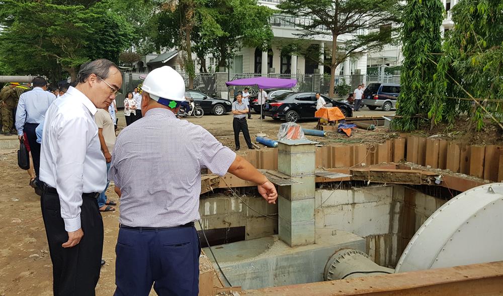 Ông Nguyễn Tăng Cường đang thuyết minh hoạt động của máy bơm. Ảnh: Trường Sơn