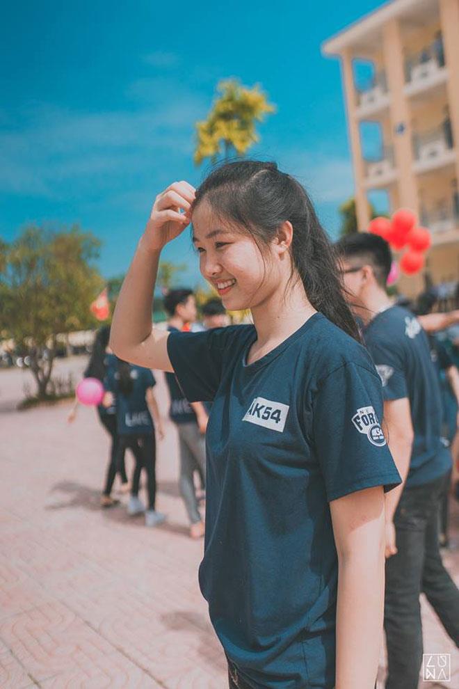 Cô sinh viên trường