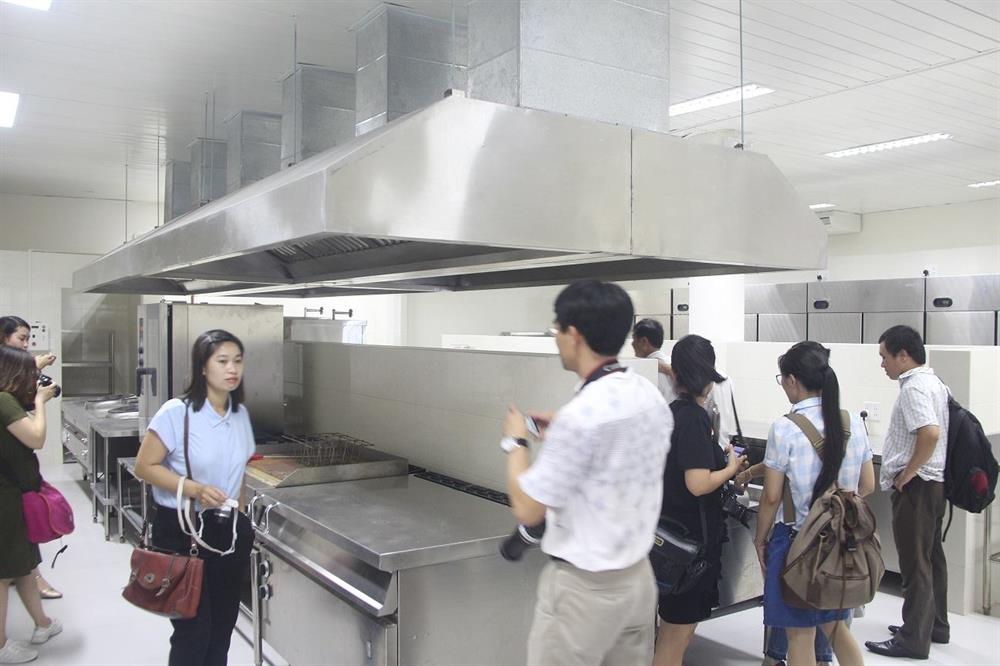 Khu vực bếp ăn hiện đại thoáng mát sẵn sàng phục vụ các phóng viên. Ảnh: TA