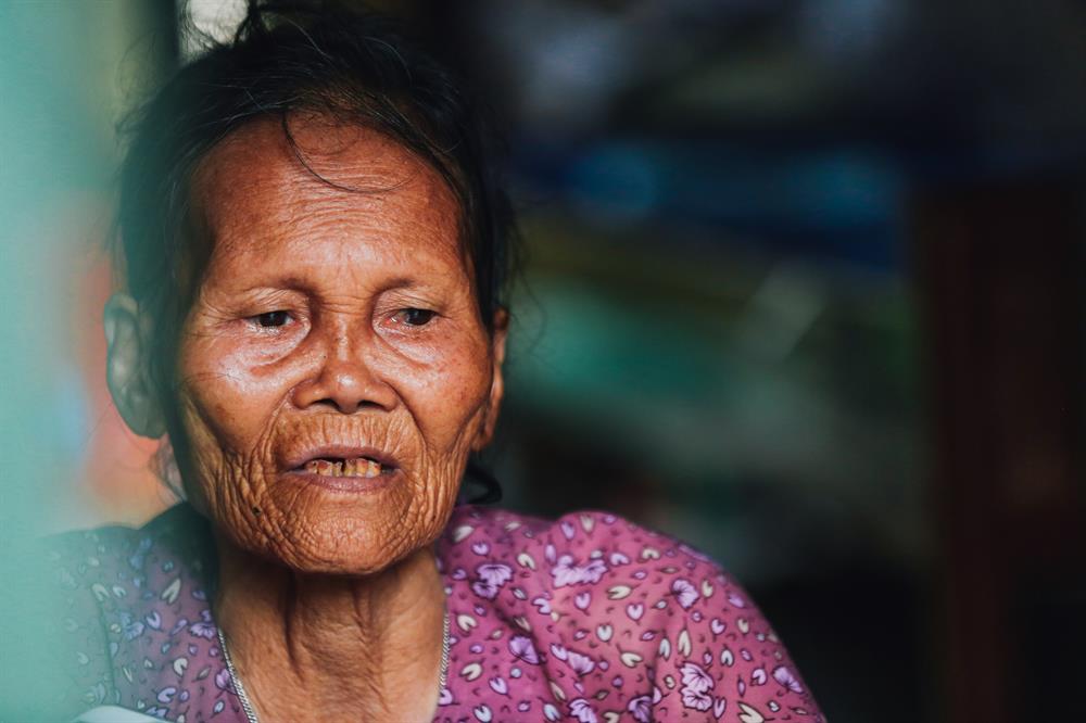 Kể về cuộc đời mình, bà Liên bắt đầu rơi nước mắt.