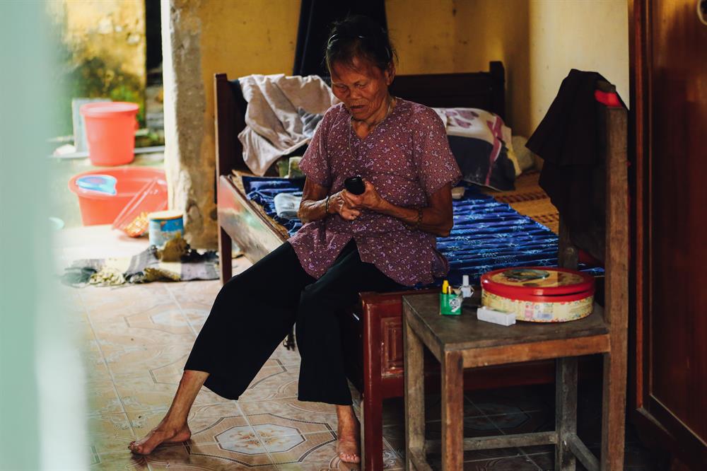 Đôi mắt cụ Liên đã mờ, không nhìn rõ vật ngay bên cạnh.