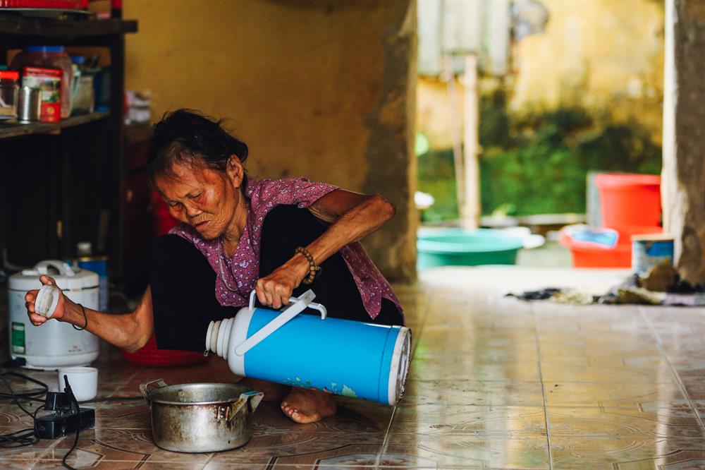 Cụ Liên quanh quẩn với việc nấu cơm, giặt giũ.