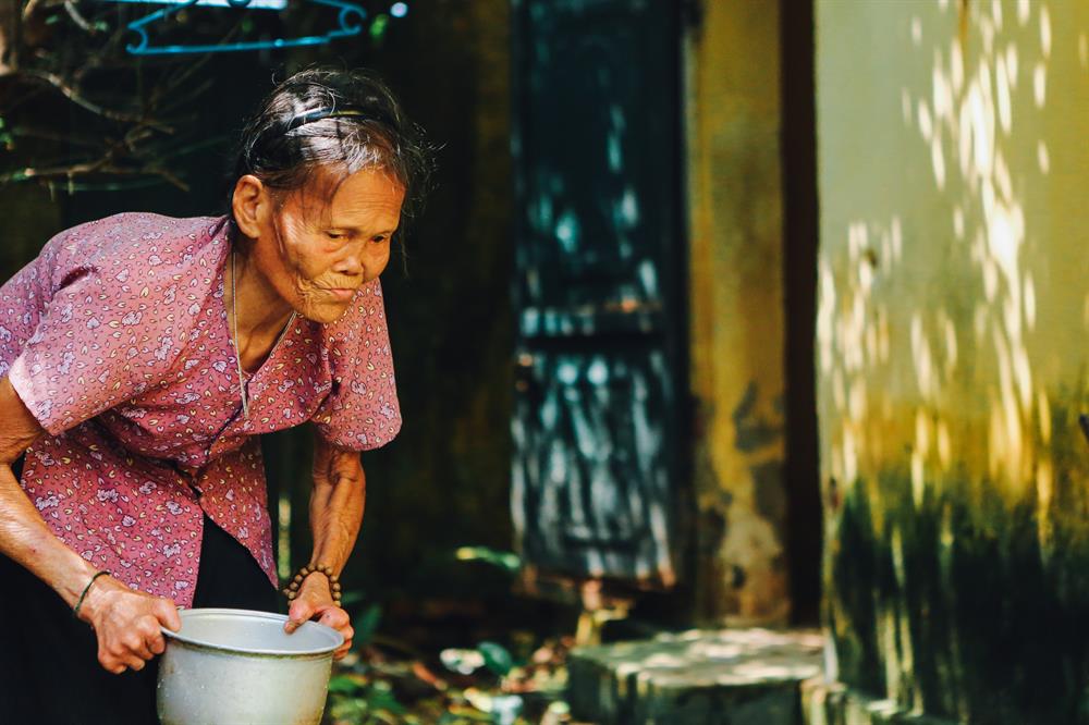 Bị xã hội ghẻ lạnh suốt tuổi thơ cơ cực, đến khi về già, bà cụ lại vẫn tiếp chuỗi ngày cô đơn ấy.