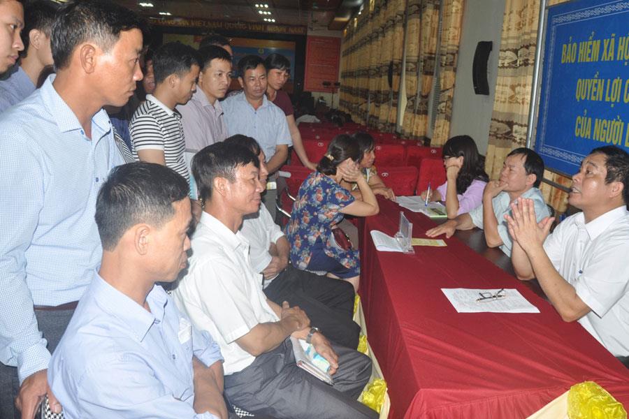 Bàn tư vấn về bảo hiểm xã hội - bảo hiểm y tế thu hút nhiều công nhân lao động đến để được tư vấn. Ảnh: QUẾ CHI