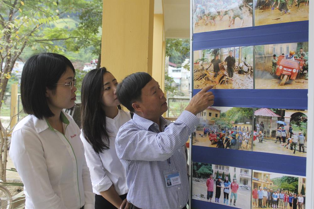 Ông Vũ Văn Tiến - Hiệu trưởng THPT Mù Cang Chải (bìa phải) cho hay: “Ngay sau cơn lũ dữ, nhiều tổ chức, cơ quan, đơn vị đã cùng đồng hành với nhà trường nhanh chóng khắc phục hậu quả, tu sửa lại những gì đã hư hỏng giúp học sinh có thể yên tâm học tập. Nhà trường cũng bày tỏ sự cảm ơn tới sự giúp đỡ quý báu trong bão lũ của đồng bào”