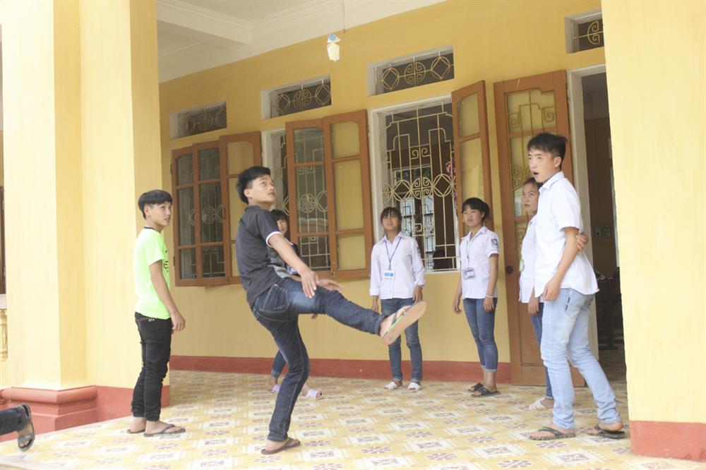 Trường học như được “hồi sinh” trở lại. Các em học sinh đã có thể yên tâm học tập, vui chơi.