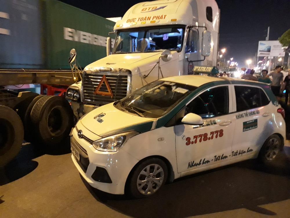 Chỉ chịu dừng lại khi kẹt giữa xe taxi và một xe container khác - Ảnh TN