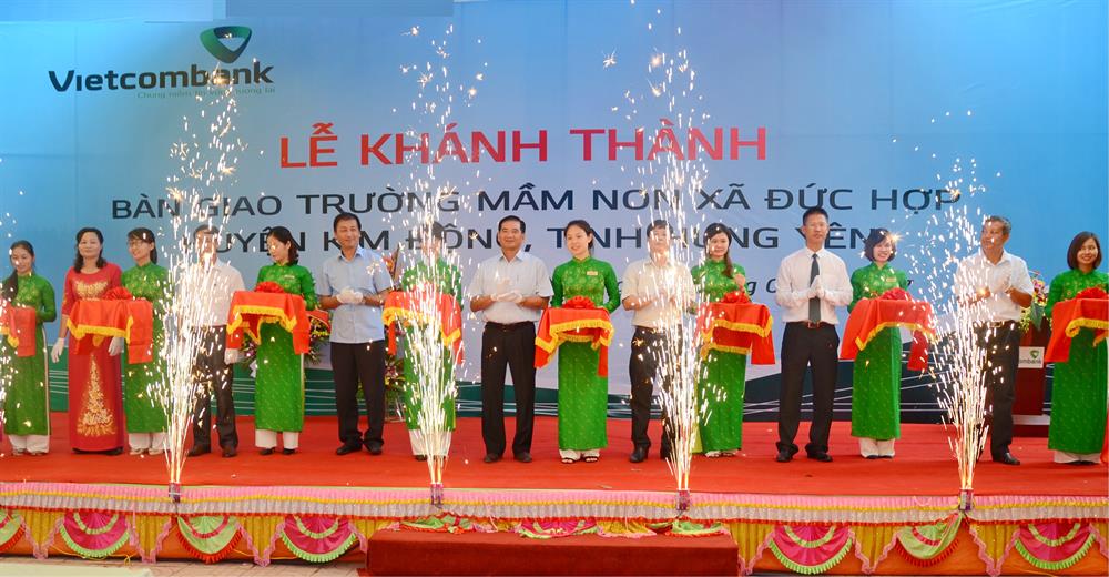 Các đại biểu tham gia cắt băng khánh thành công trình Truờng Mầm non xã Đức Hợp