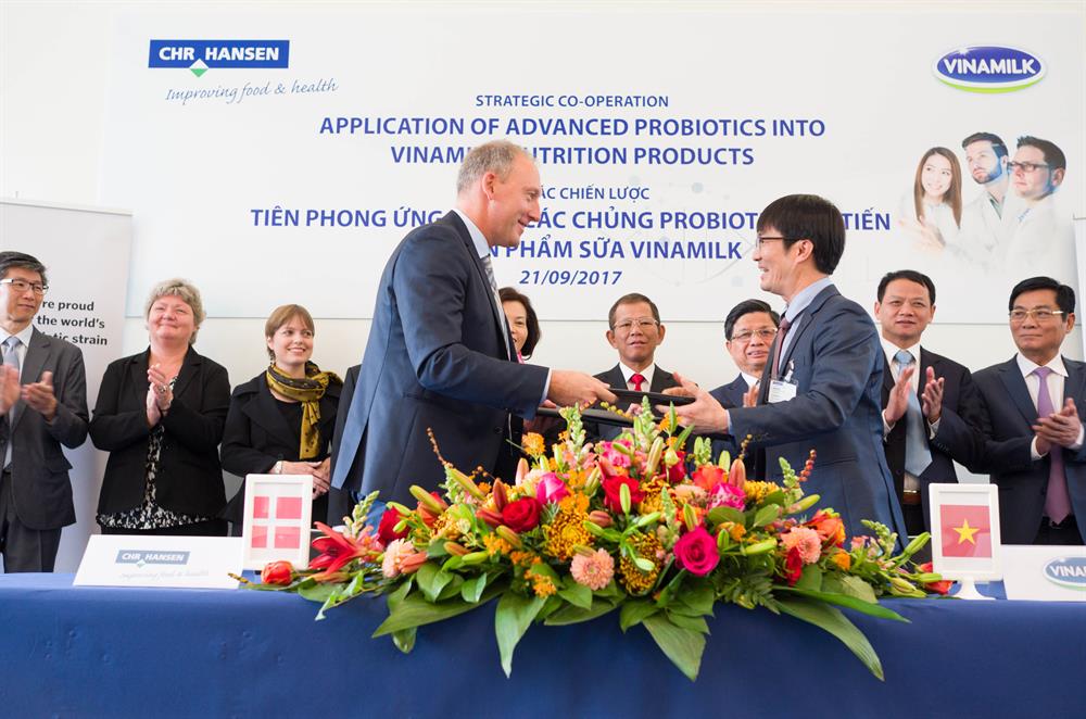 Ông Phan Minh Tiên, giám đốc điều hành marketing Vinamilk và ông Lasse Nagell, phó chủ tịch cấp cao Tập đoàn Chr.Hansen trao thỏa thuận hợp tác tại buổi lễ ký kết.