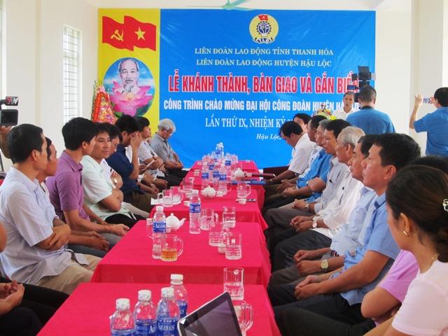 Đại diện các ban ngành địa phương đến chức mừng lễ khánh thành trụ sở LĐLĐ huyện Hậu Lộc, tỉnh Thanh Hóa (Ảnh: HT)