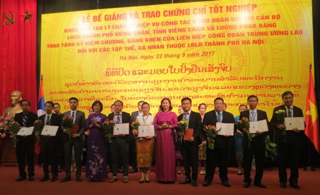 Các đồng chí Nguyễn Thị Tuyến ỦY viên Đoàn Chủ tịch Tổng LĐLĐVN, Chủ tịch LĐLĐ TP. Hà Nội và Dương Thị Thanh Xuân - Phó hiêu trưởng Trường Đại học Công đoàn trao Chứng chỉ tốt nghiệp cho các học viên Lào. Ảnh: Xuân Trường