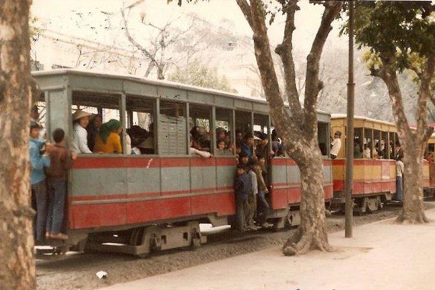 Năm 1991 tàu điện chính thức bị rỡ bỏ và không còn được sử dụng ở Hà Nội nữa. Ảnh Tư liệu. Nguồn: NXB Hà Nội