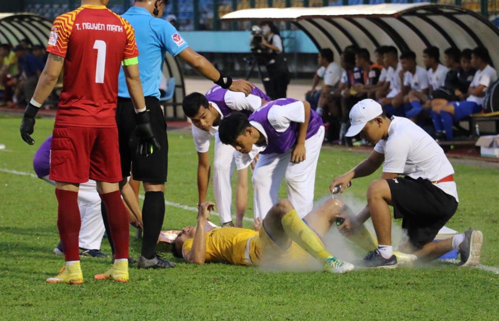 Trận đấu liên tiếp bị gián đoạn để bác sĩ chăm sóc cho các cầu thủ. Ảnh: Đ.T