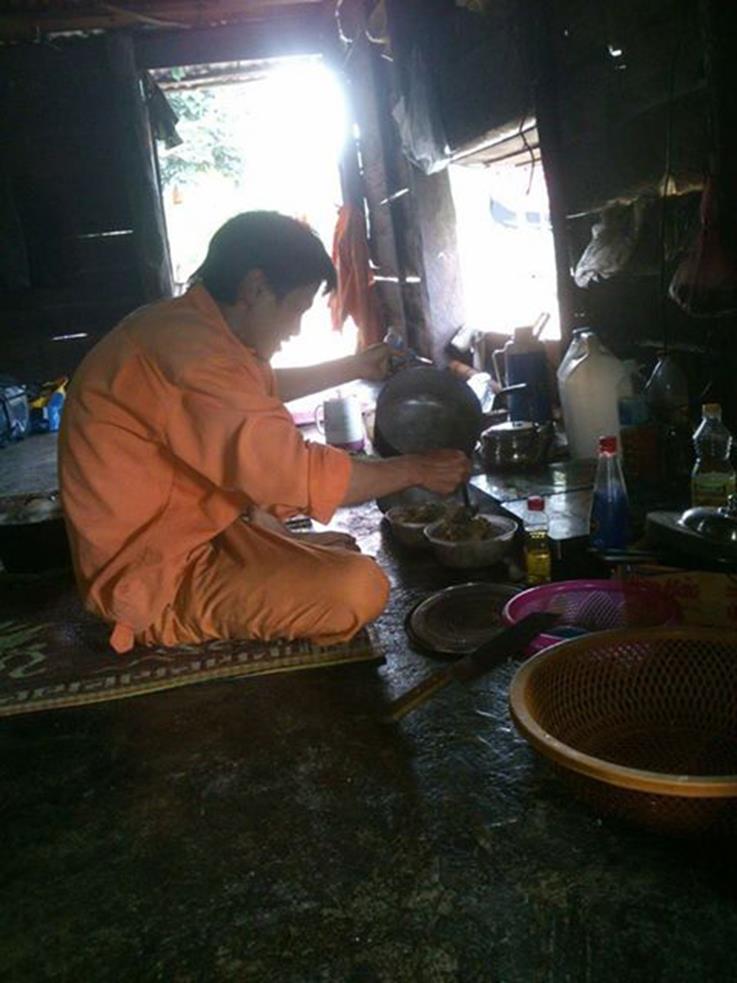 Cùng ăn, ở với đồng bào địa phương (ảnh nhỏ). Ảnh: P.V