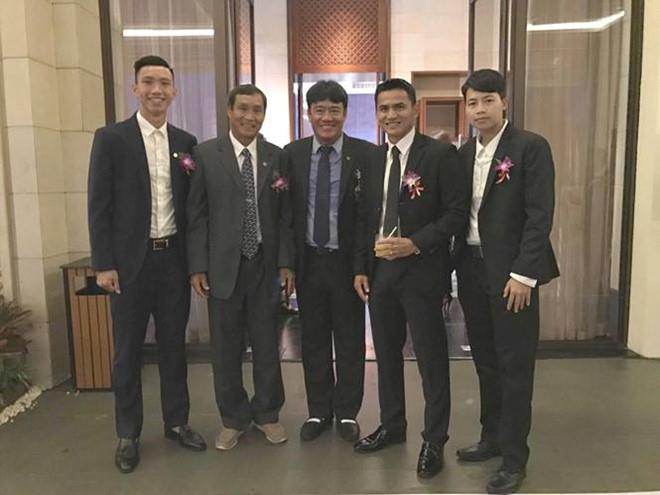 Kiatisak cũng được nhận danh hiệu HLV xuất sắc tại AFF Awards. Ảnh: TL