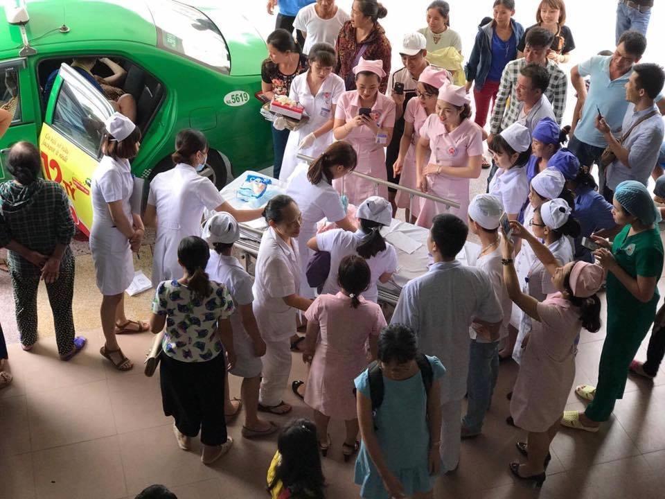 Nhiều người chứng kiến khoảnh khắc hi hữu tại bệnh viện (ảnh H.Q)