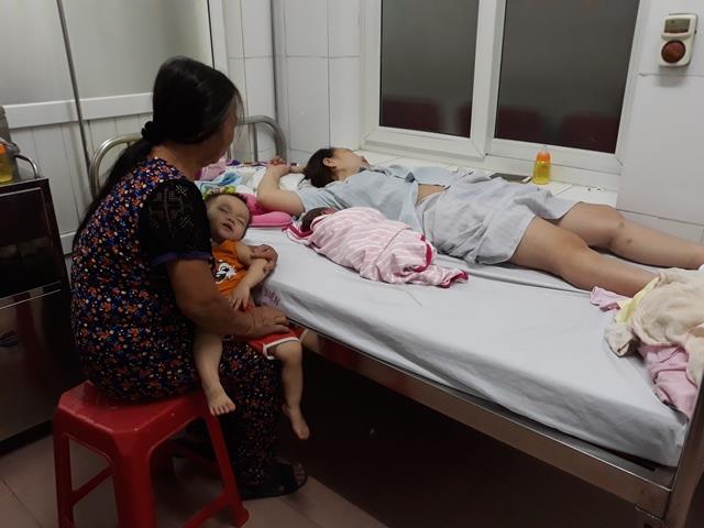 Bà Nhiệm bên con gái tại khoa Sản BV 115 Nghệ An (ảnh H.Q)