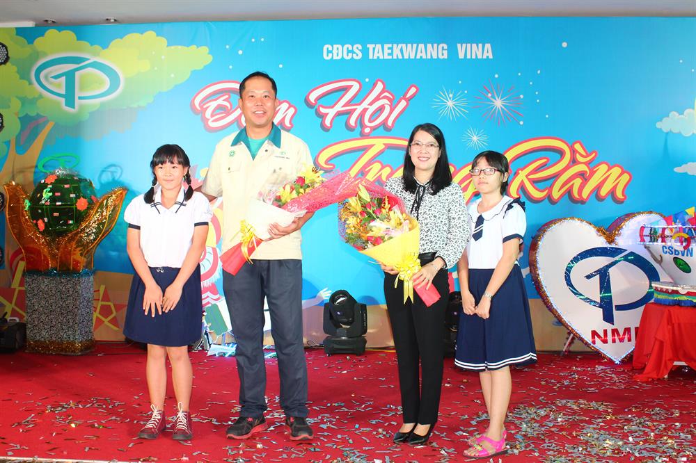 Ông Kim Jee Yong và bà Nguyễn Thị Như Ý - PCT thường trực LĐLĐ tỉnh Đồng Nai tại chương trình đã trao học bổng cho con công nhân