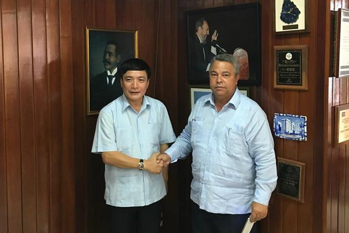 Chủ tịch Tổng LĐLĐVN Bùi Văn Cường trao đổi với Tổng thư ký CTC Ulises Guilarte De Nacimiento. Ảnh: X.H