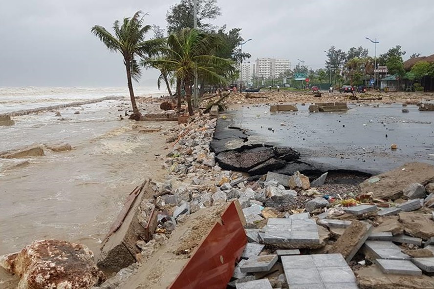 Sóng biển đánh sạt bờ biển Sầm Sơn trong cơn bão số 10. Ảnh: X.H