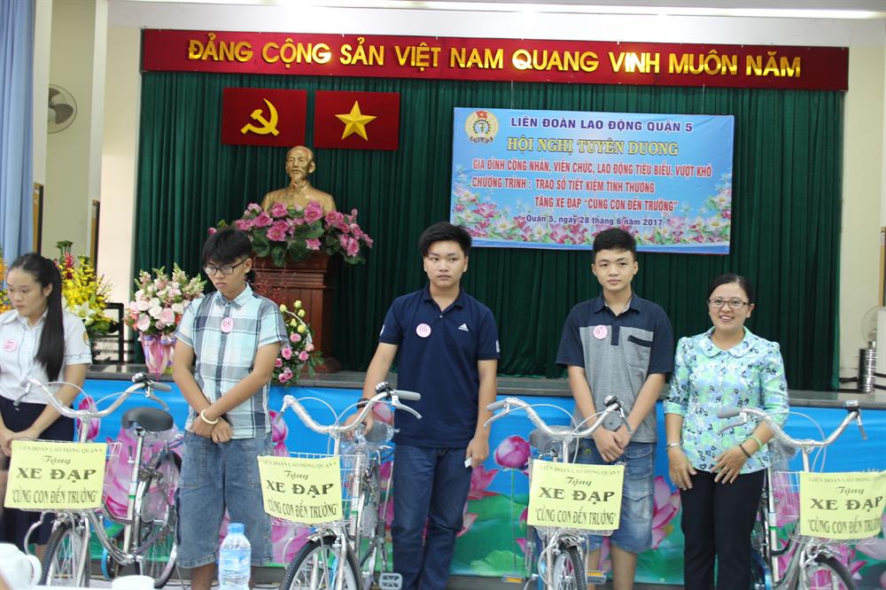 Tặng xe đạp cho con CNVC-LĐ khó khăn