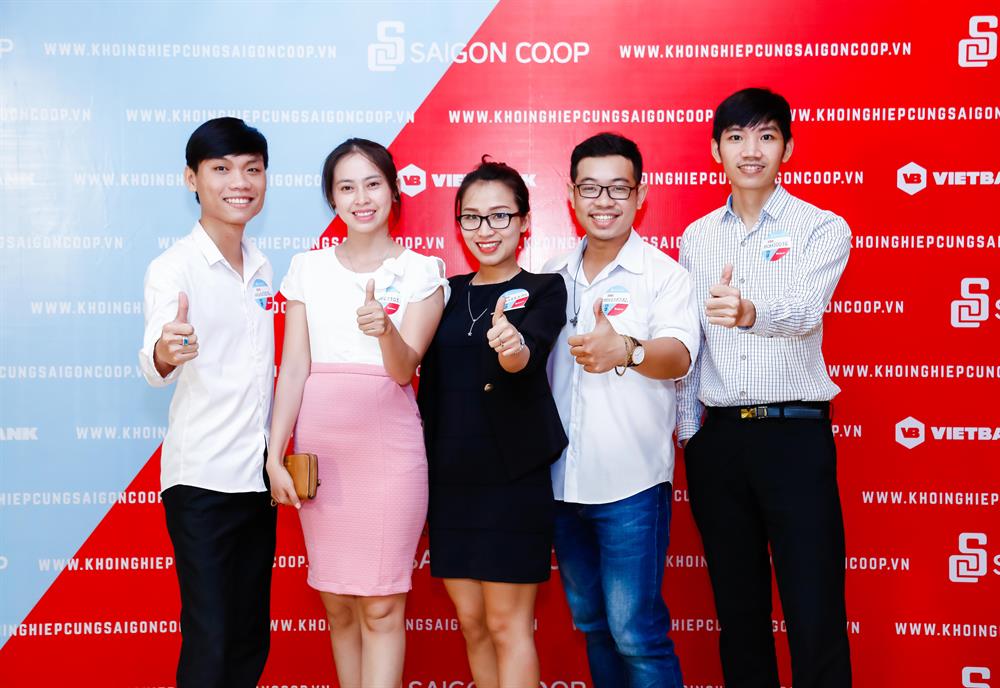Các thí sinh hào hứng với 1 tỷ dành cho người chiến thắng